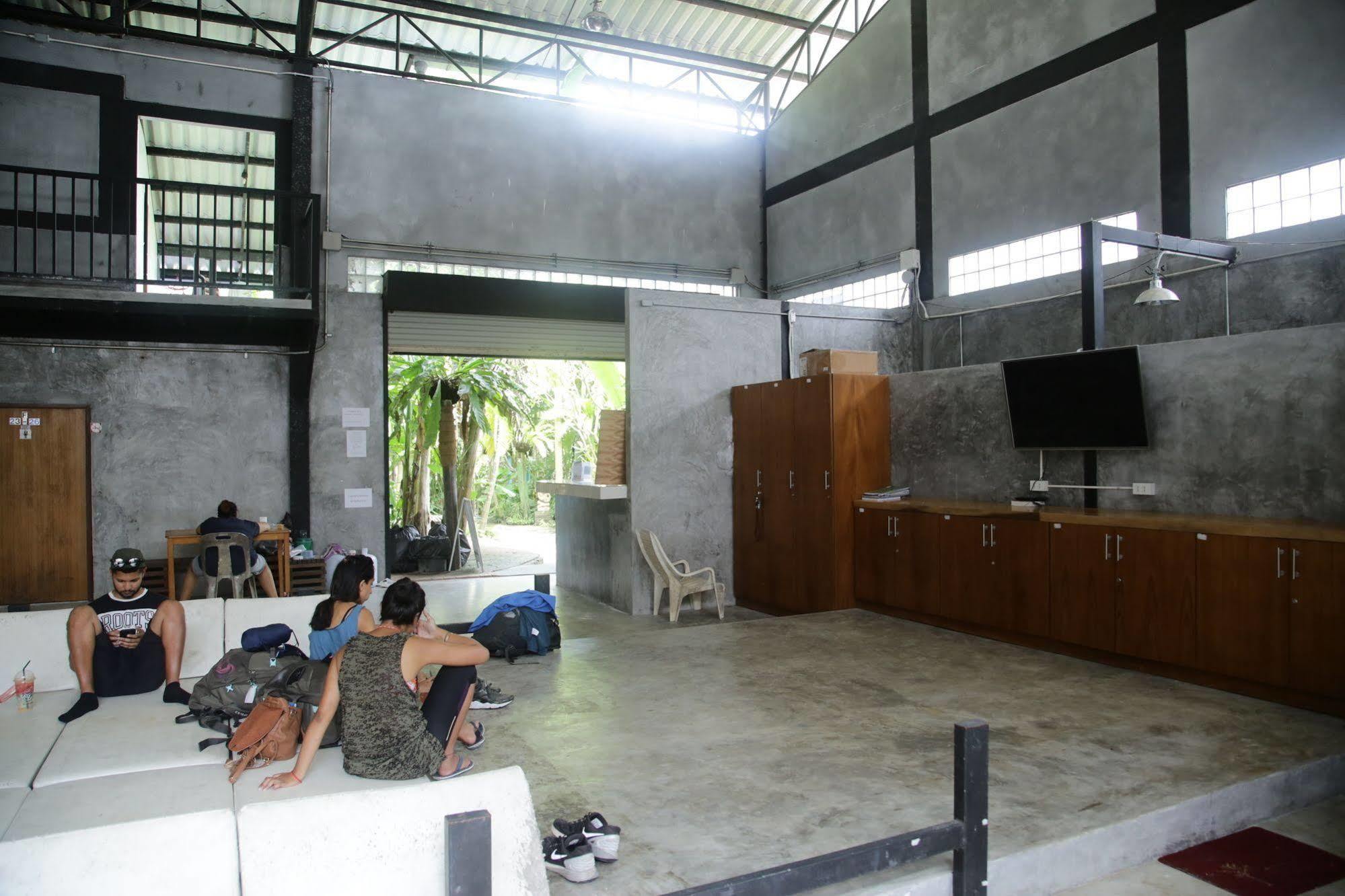 Oyo 585 Freedom Hostel @ Phi Phi Buitenkant foto